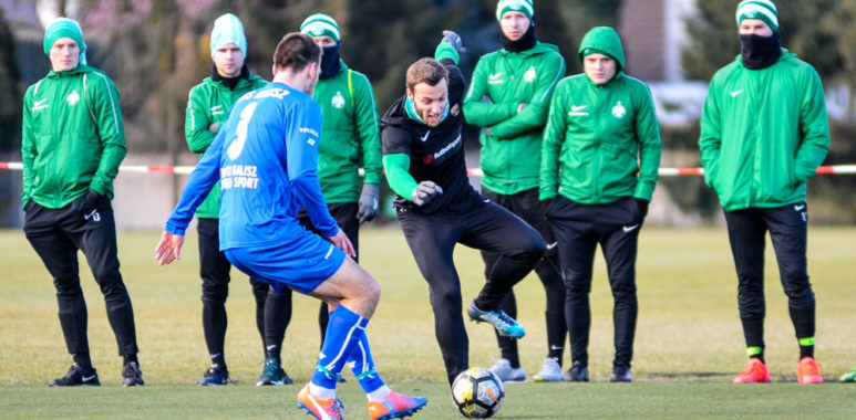 Sparing Warta Poznań - KKS 1925 Kalisz. Z piłką Wojciech Fadecki