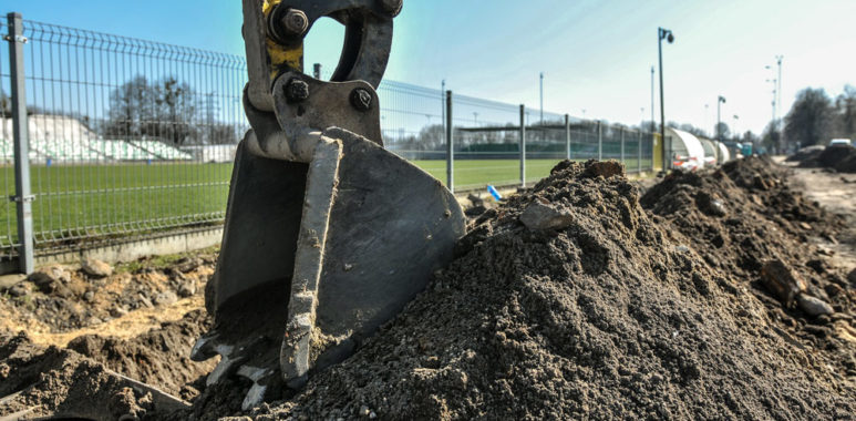 Remont w "Ogródku", prace budowlane na stadionie przy Drodze Dębińskiej