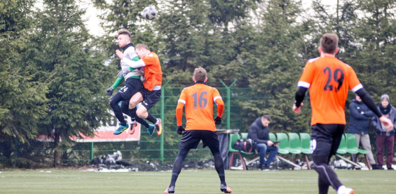 Sparing Warta Poznań - Chrobry Głogów. W górze Mateusz Wypych