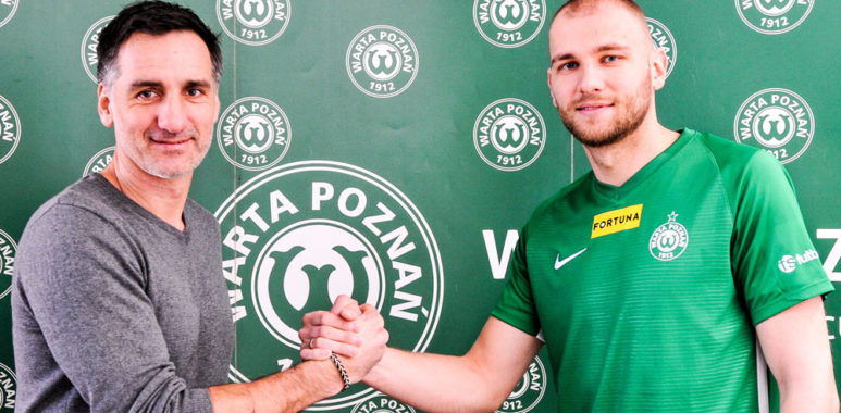 Mateusz Bodzioch i dyrektor wykonawczy Warty Poznań Tomasz Wichniarek