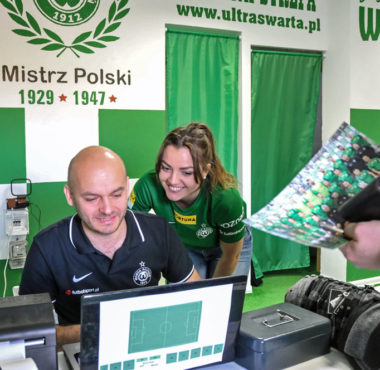Właściciel Warty Poznań S.A. Bartłomiej Farjaszewski sprzedaje bilety na mecz