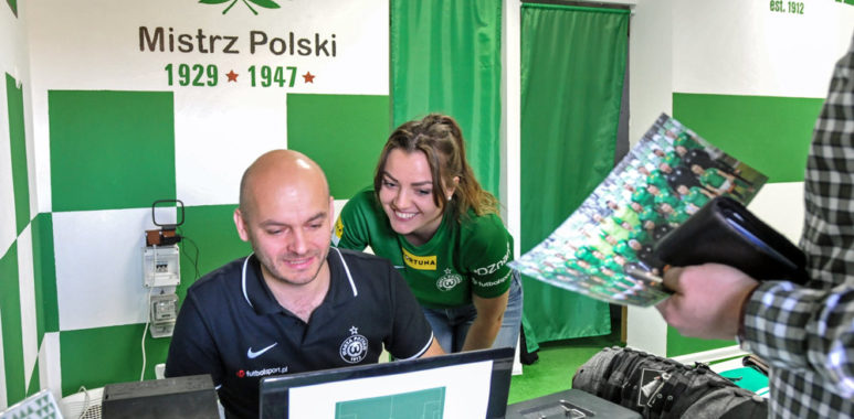 Właściciel Warty Poznań S.A. Bartłomiej Farjaszewski sprzedaje bilety na mecz
