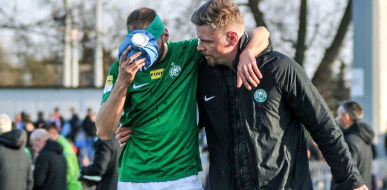 Raków Częstochowa - Warta Poznań. Mateusz Bodzioch i fizjoterapeuta Bartłomiej Smuniewski