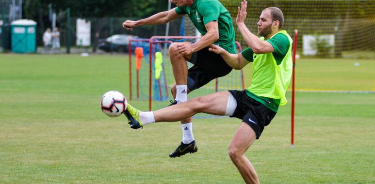 Mateusz Bodzioch i Kacper Pietrzyk na treningu Warty Poznań
