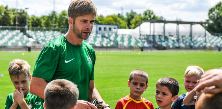 Artur Marciniak podczas treningu dla dzieci na stadionie Warty Poznań