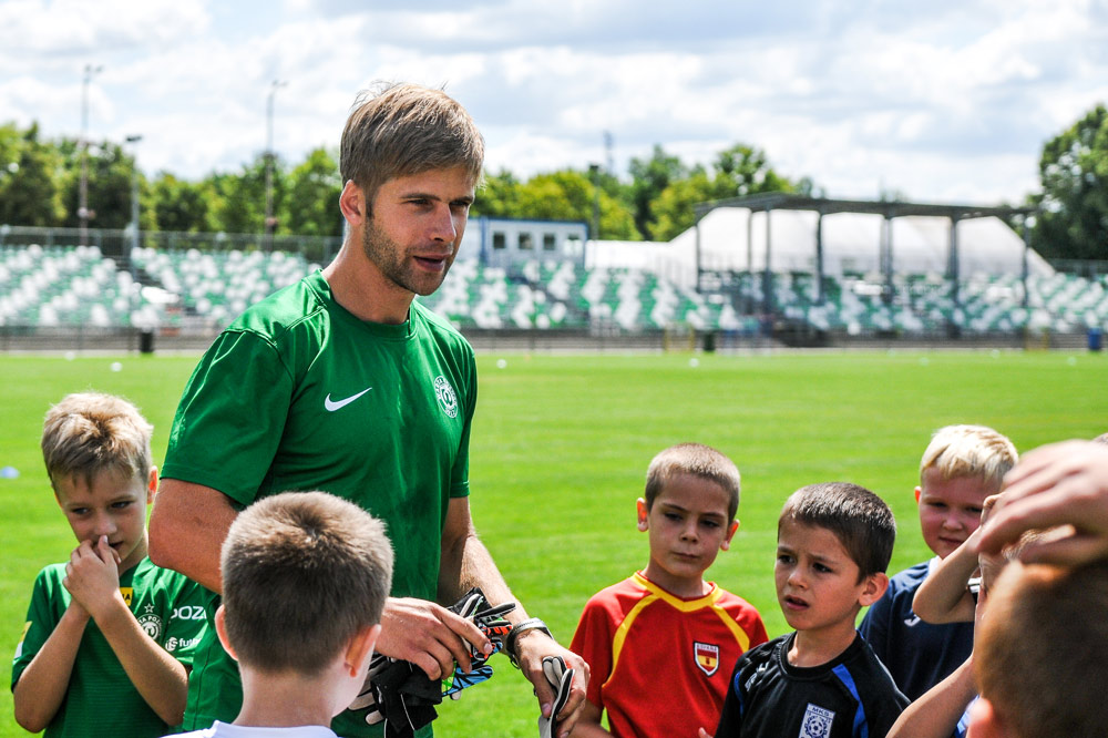 Artur Marciniak podczas treningu dla dzieci na stadionie Warty Poznań