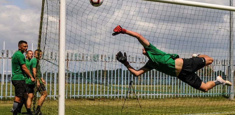 Trening bramkarzy Warty Poznań na obozie w Jarocinie