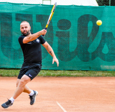 Trener Warty Poznań Piotr Tworek gra w tenisa