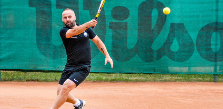 Trener Warty Poznań Piotr Tworek gra w tenisa