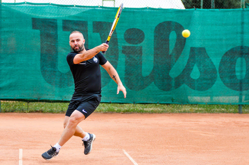 Trener Warty Poznań Piotr Tworek gra w tenisa