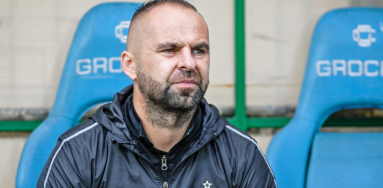 Warta Poznań - Miedź Legnica 2:1. Trener Piotr Tworek