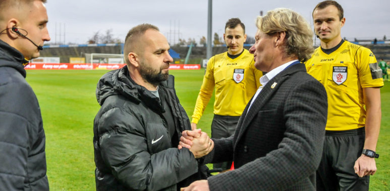 Stomil Olsztyn - Warta Poznań 1:3. Trenerzy Piotr Tworek i Piotr Zajączkowski