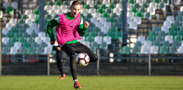 Dominik Smykowski na treningu Warty Poznań