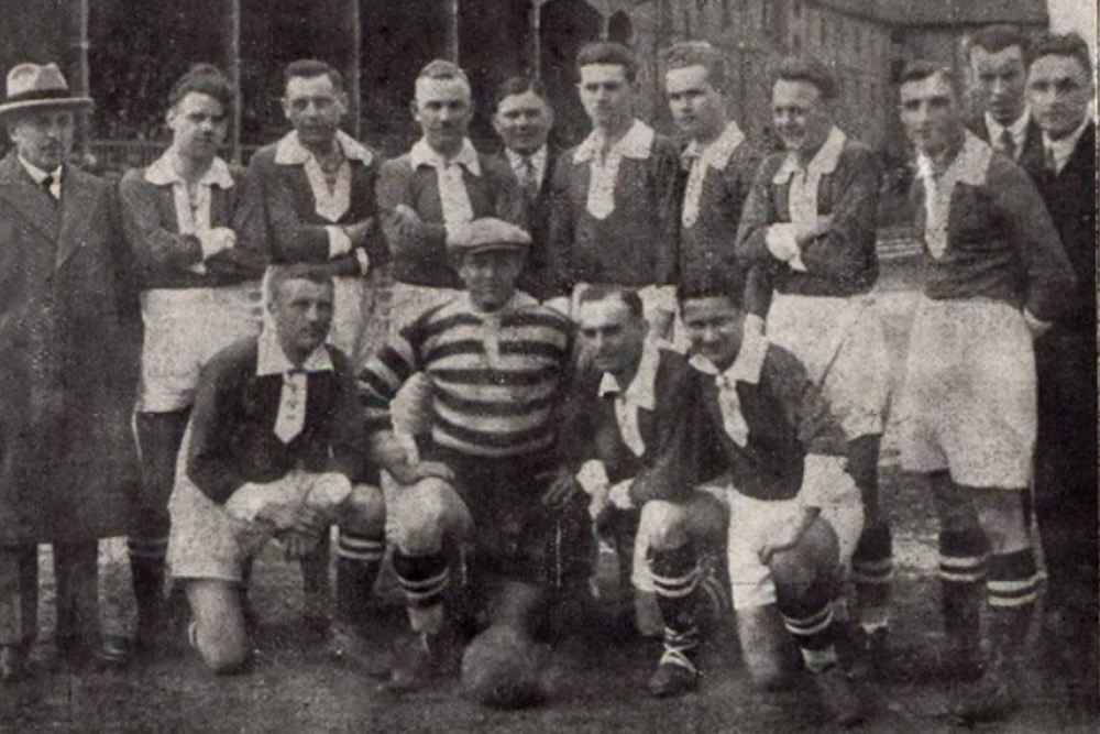 Zespół Warty Poznań u progu sezonu 1929. Z lewej trener Bela Furst