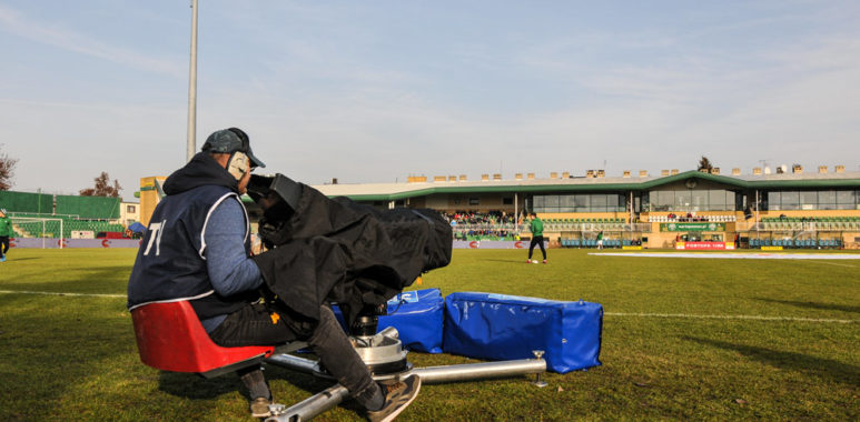 Warta Poznań - Stal Mielec. Kamera TV na stadionie w Grodzisku Wlkp.