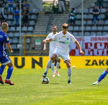 Miedź Legnica - Warta Poznań 0:0. Mateusz Kupczak