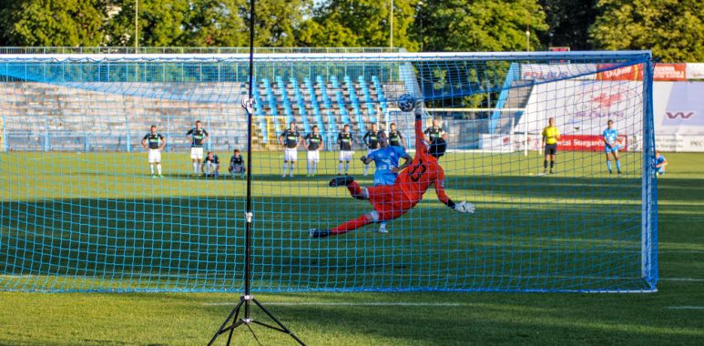 Błękitni Stargard - Warta Poznań 3:3, k. 4:5 w Pucharze Polski. Daniel Bielica