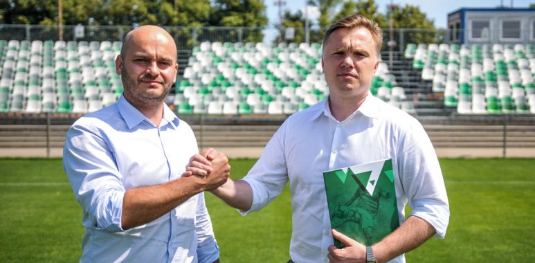 Właściciel Warty Poznań S.A. Bartłomiej Farjaszewski i dyrektor sportowy klubu Robert Graf