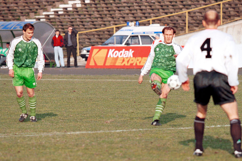Piotr Prabucki i Czesław Jakołcewicz w meczu Warta Poznań - Legia Warszawa w 1995 roku