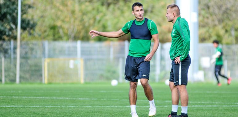 Jakub Kiełb i Michał Jakóbowski na treningu Warty Poznań