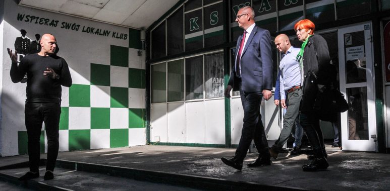 Wojewoda Łukasz Mikołajczyk podczas wizyty na obiektach Warty Poznań przy Drodze Dębińskiej 12