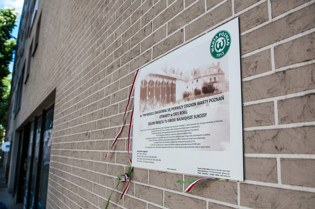 Odsłonięcie tablicy upamiętniającej stadion Warty Poznań przy ul. Rolnej