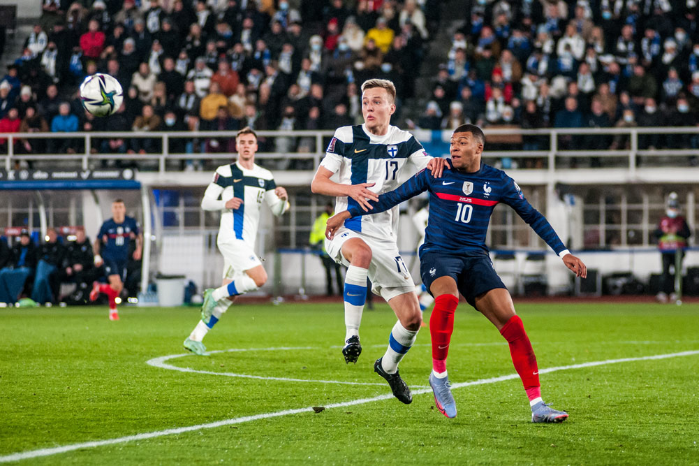 Finlandia - Francja 0:2 w eliminacjach do mistrzostw świata. Robert Ivanov z Warty Poznań i Kylian Mbappe
