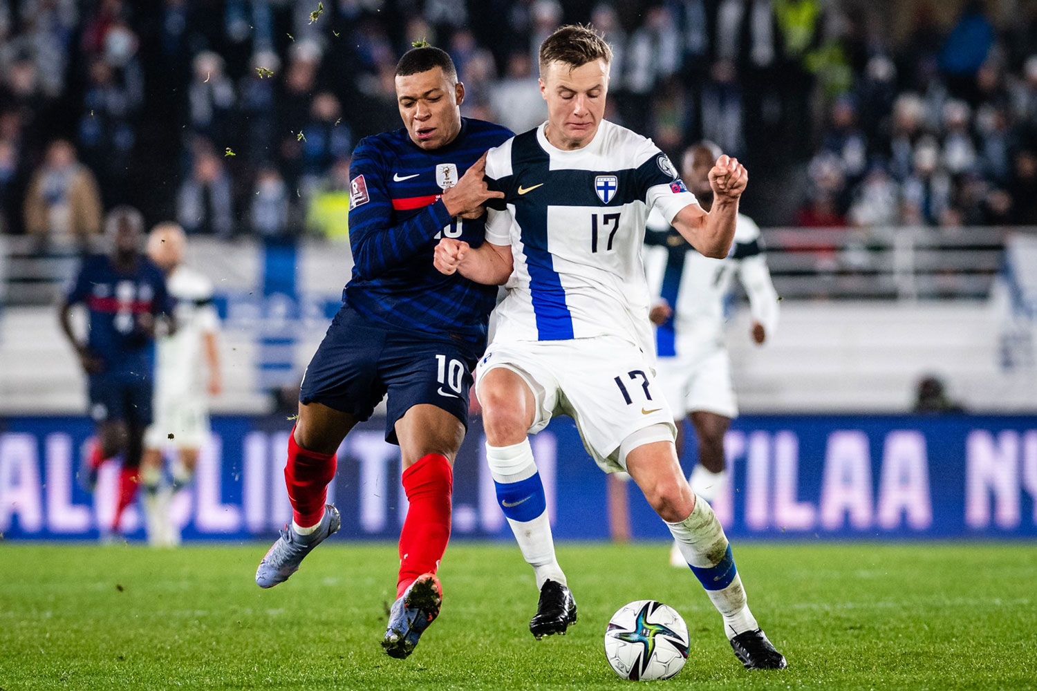 Robert Ivanov (Warta Poznań) i Kylian Mbappe w meczu Finlandia - Francja