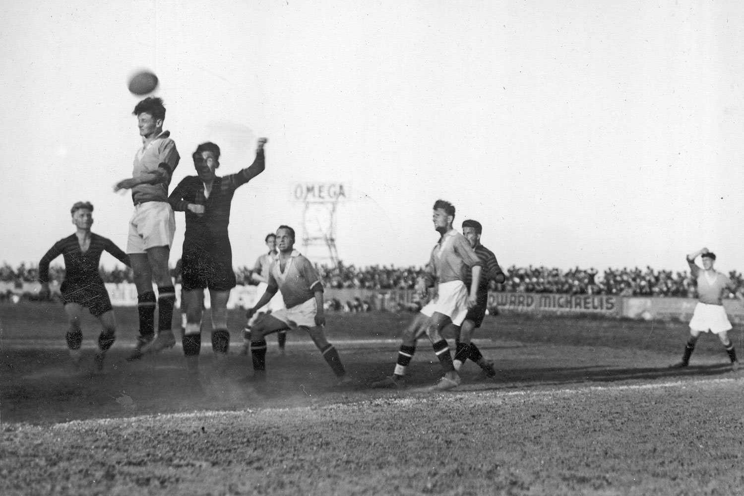Fryderyk Scherfke (Warta Poznań) w meczu z Legią Warszawa w 1935 roku; setne zwycięstwo Warty Poznań w Ekstraklasie